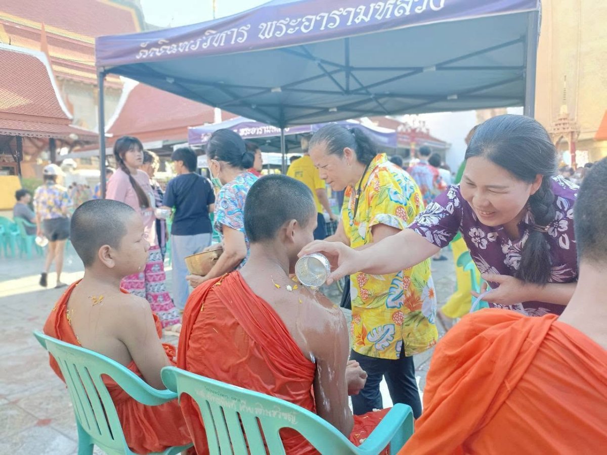 กิจกรรมสรงน้ำพระและรดน้ำดำหัวผู้สูงอายุเนื่องในประเพณีสงกรานต์กับชุมชน