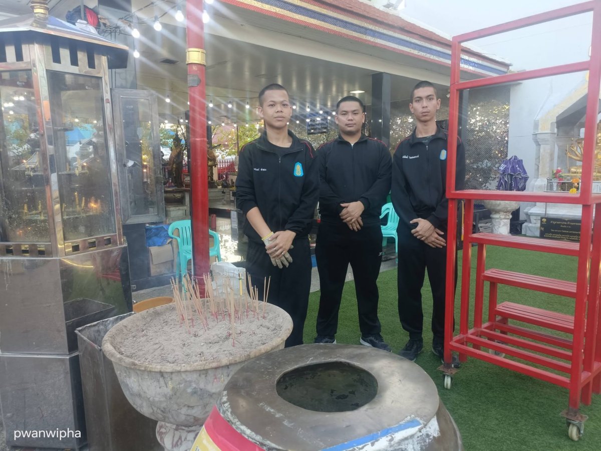 นำนักศึกษาเข้าร่วมกิจกรรมจิตอาสาจำหน่ายดอกไม้ ธูปเทียน ในงานประจำปี ครั้งที่ 98
