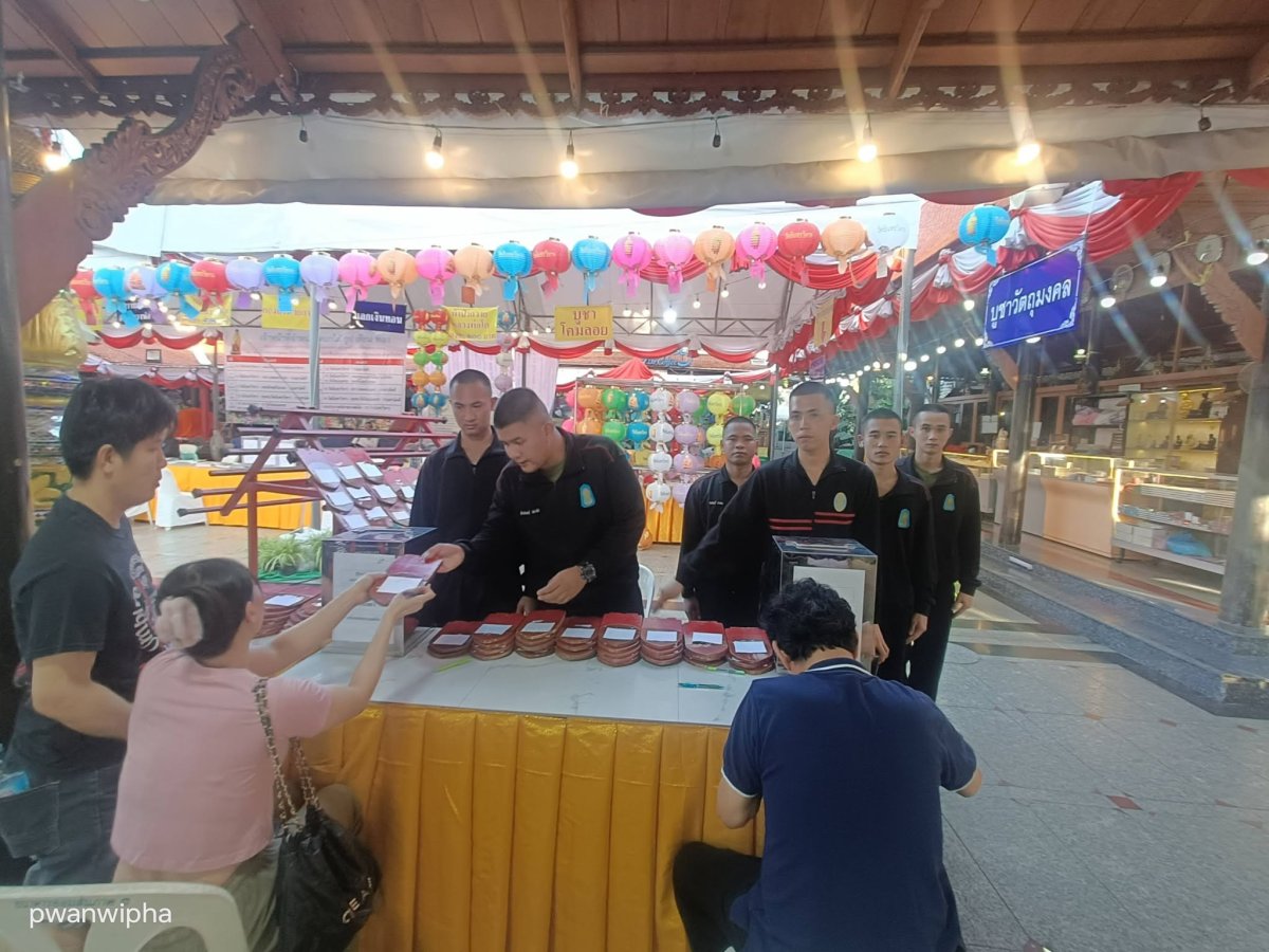 นำนักศึกษาเข้าร่วมกิจกรรมจิตอาสาจำหน่ายดอกไม้ ธูปเทียน ในงานประจำปี ครั้งที่ 98