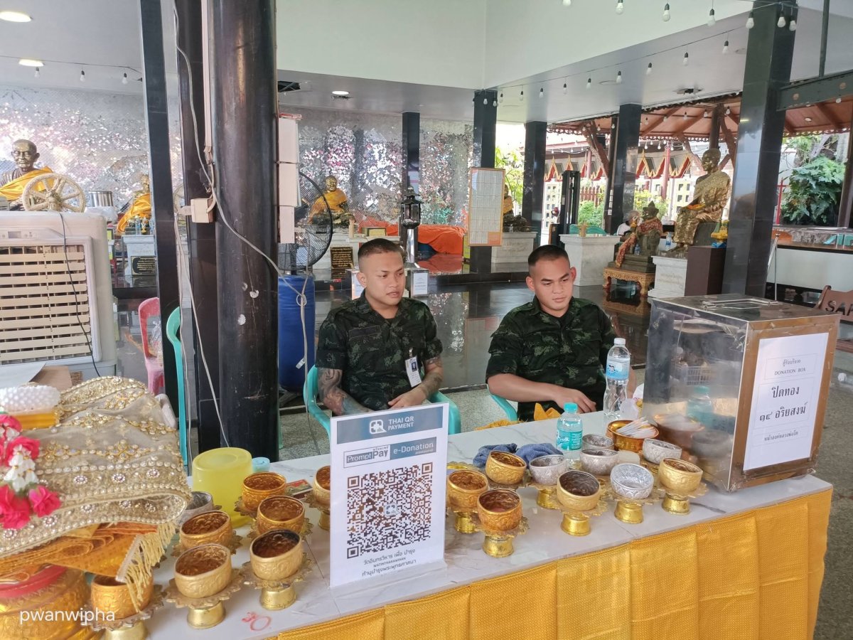 นำนักศึกษาเข้าร่วมกิจกรรมจิตอาสาจำหน่ายดอกไม้ ธูปเทียน ในงานประจำปี ครั้งที่ 98