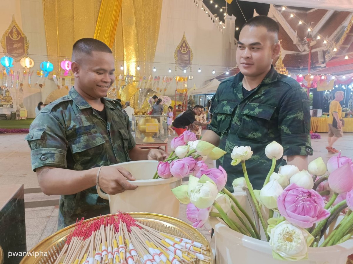 นำนักศึกษาเข้าร่วมกิจกรรมจิตอาสาจำหน่ายดอกไม้ ธูปเทียน ในงานประจำปี ครั้งที่ 98