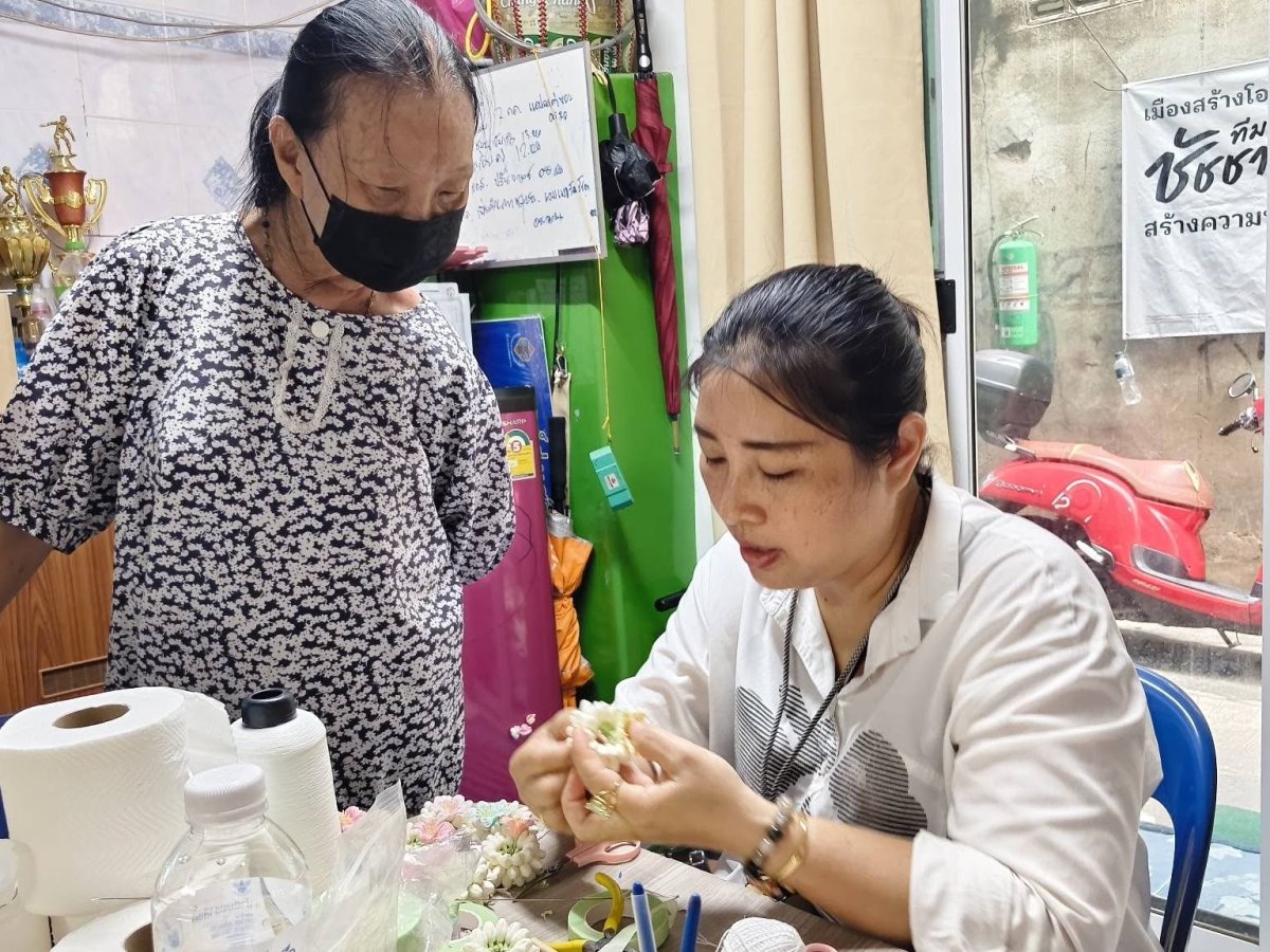 กิจกรรมวิชาชีพ หลักสูตรวิชาเครื่องประดับจากกระดาษทิชชู (9 ชั่วโมง)