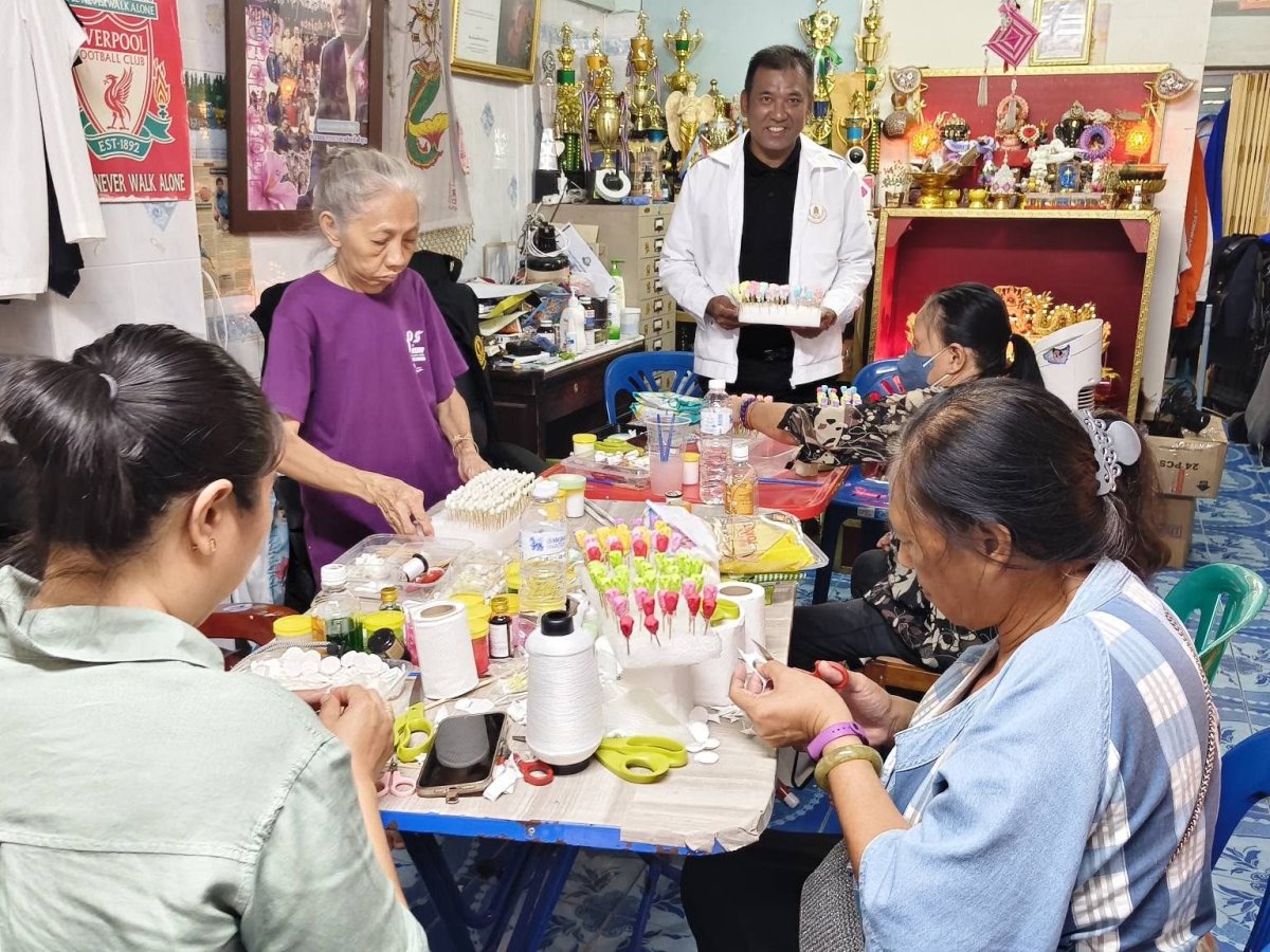กิจกรรมวิชาชีพ หลักสูตรวิชาเครื่องประดับจากกระดาษทิชชู (9 ชั่วโมง)